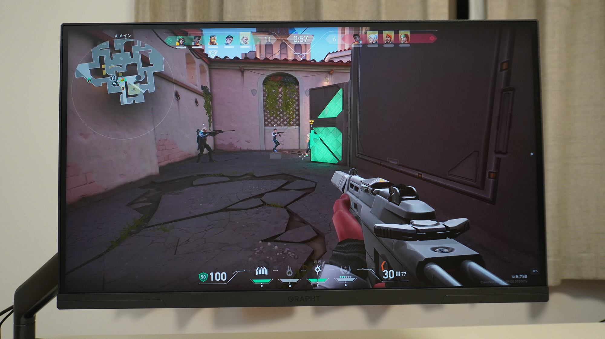 「Valorant」のような敵を素早く捉える必要があるため、24.5インチのモニターが向く