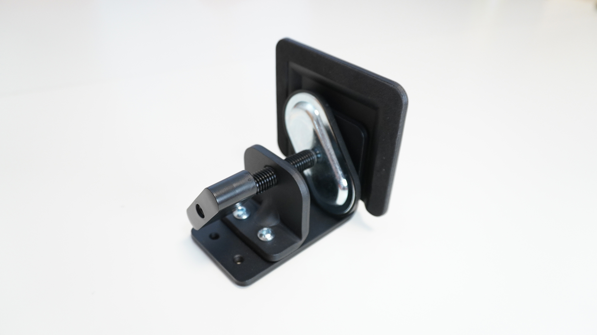 「Aero M9C」。机を下から押さえるパーツにはゴムのカバーがかかっており、傷を防ぐ