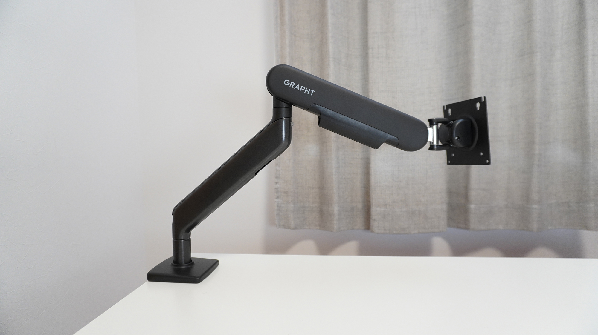 メカニカルスプリングの強弱で動き方を調整できる。重い27インチモニターではスプリングを少し強くした方がスムースだった