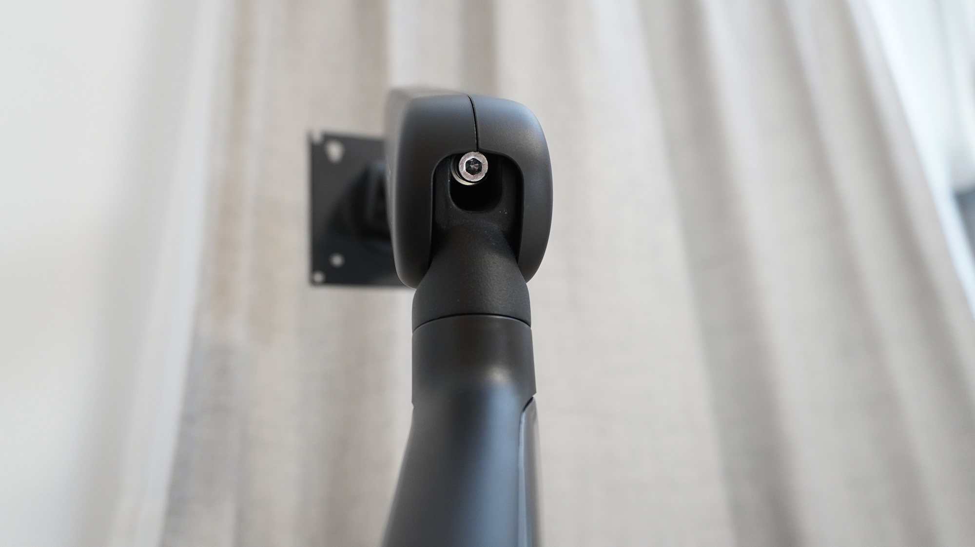 「Aero M9C」の調整ネジ穴。ここに六角レンチを差し込んで回すことで調整する