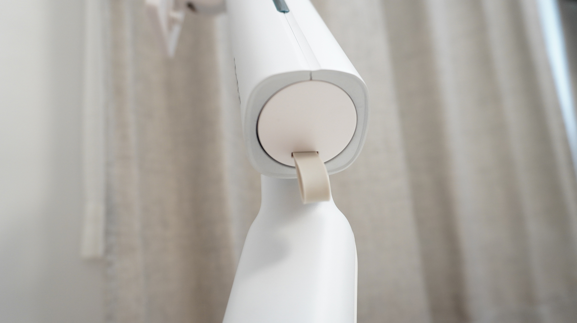 「Aero M9TQ」にはネジ穴が見えないようフタがしてある