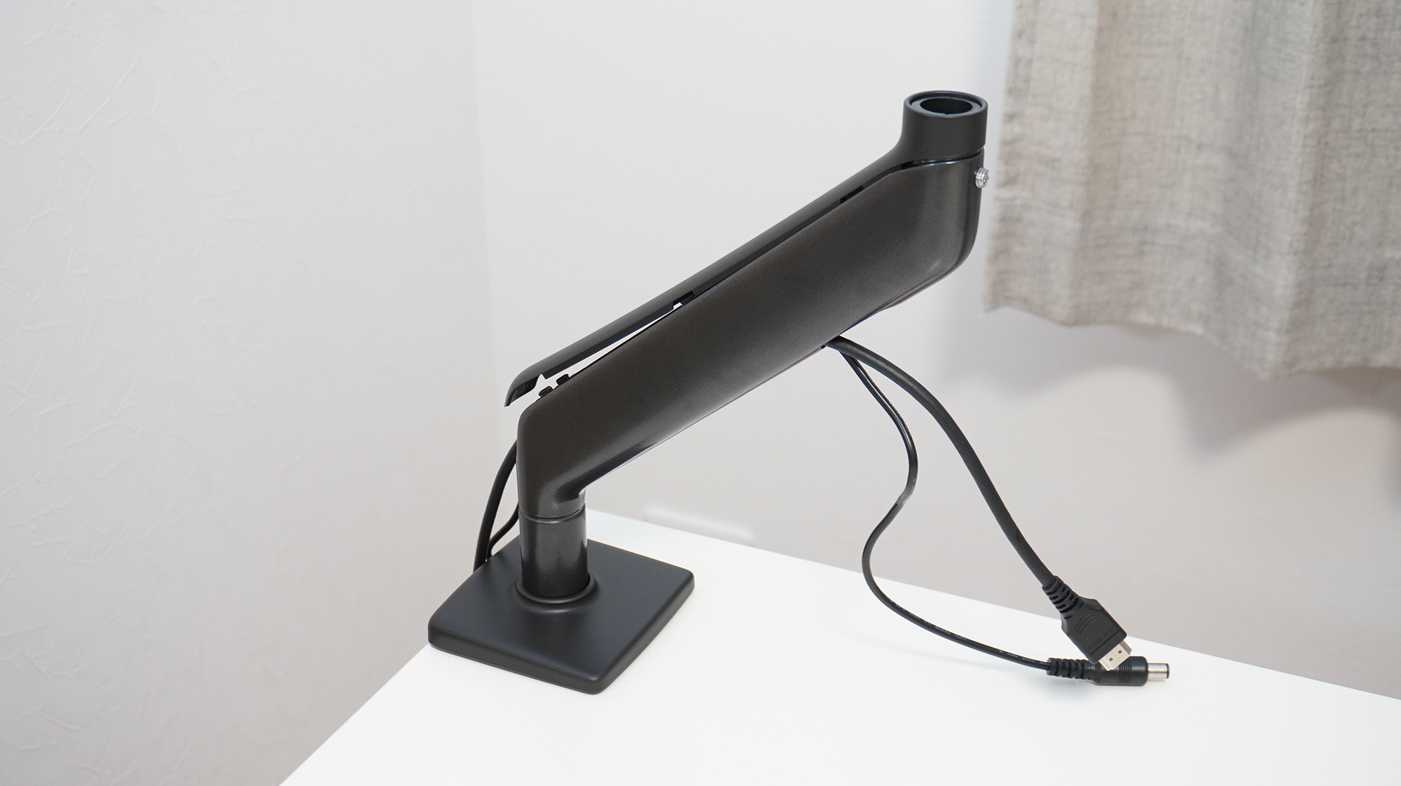 下アームにケーブルを通したところ。上のカバーは配線が終わってから閉じたほうがいいかも