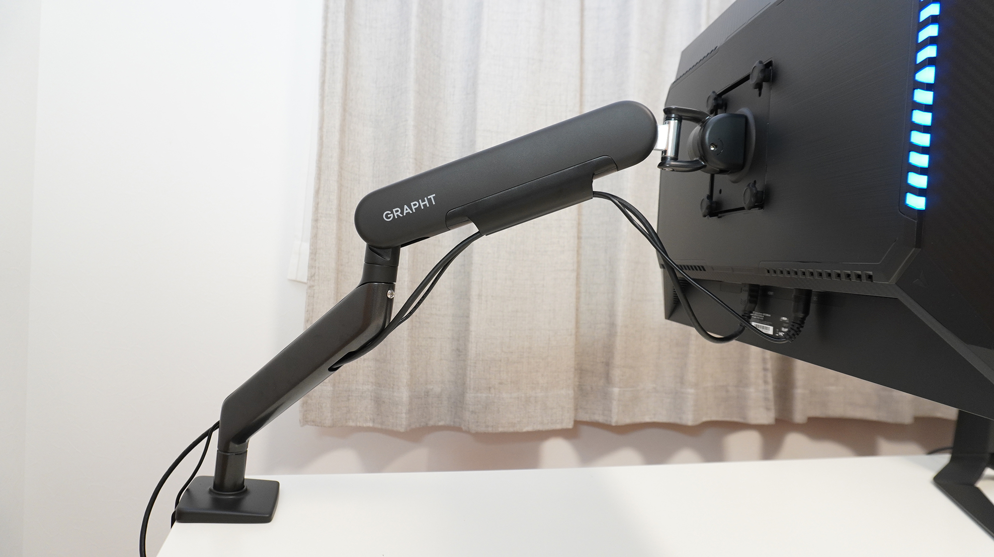 上アームの下側にあるケーブルトラップを通すことで本体の動きを邪魔することなくスッキリ収納できる