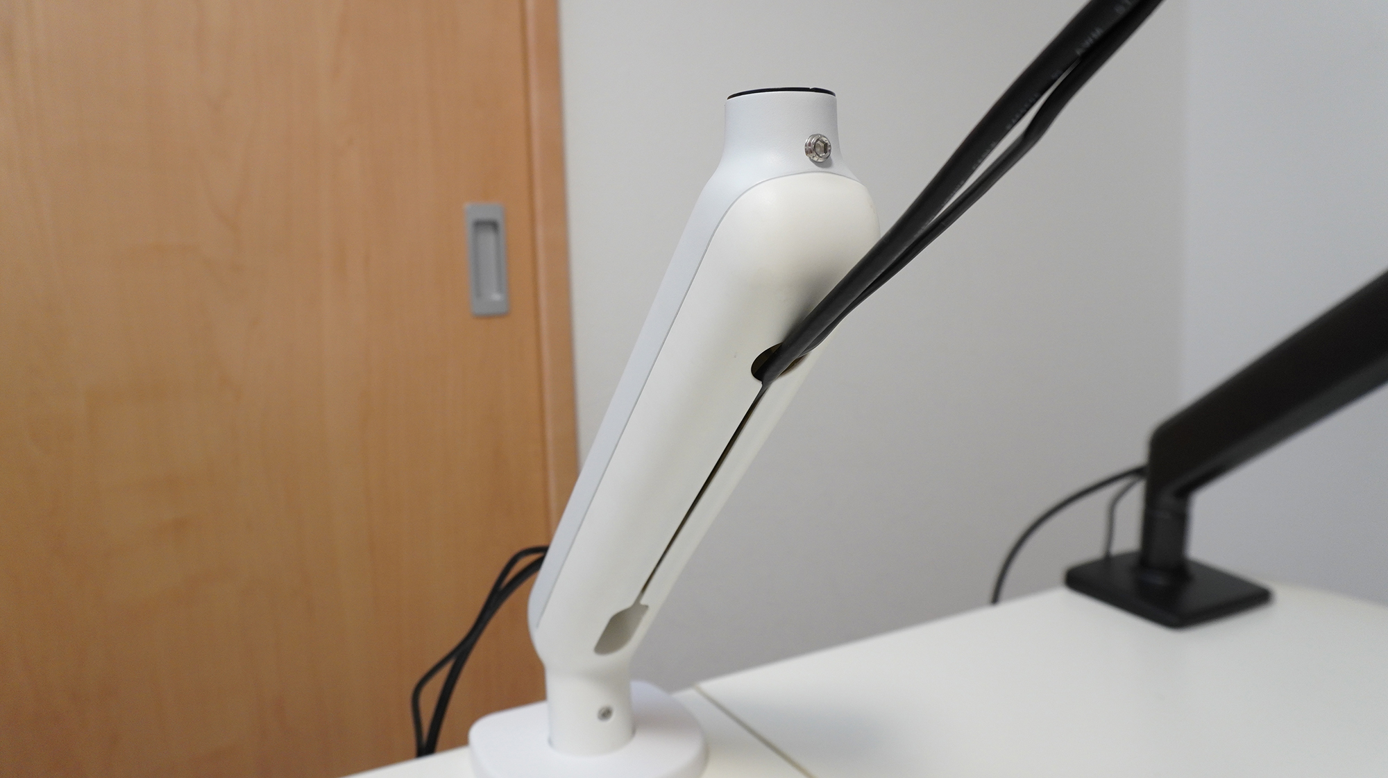 「Aero M9TQ」にケーブルを通したところ