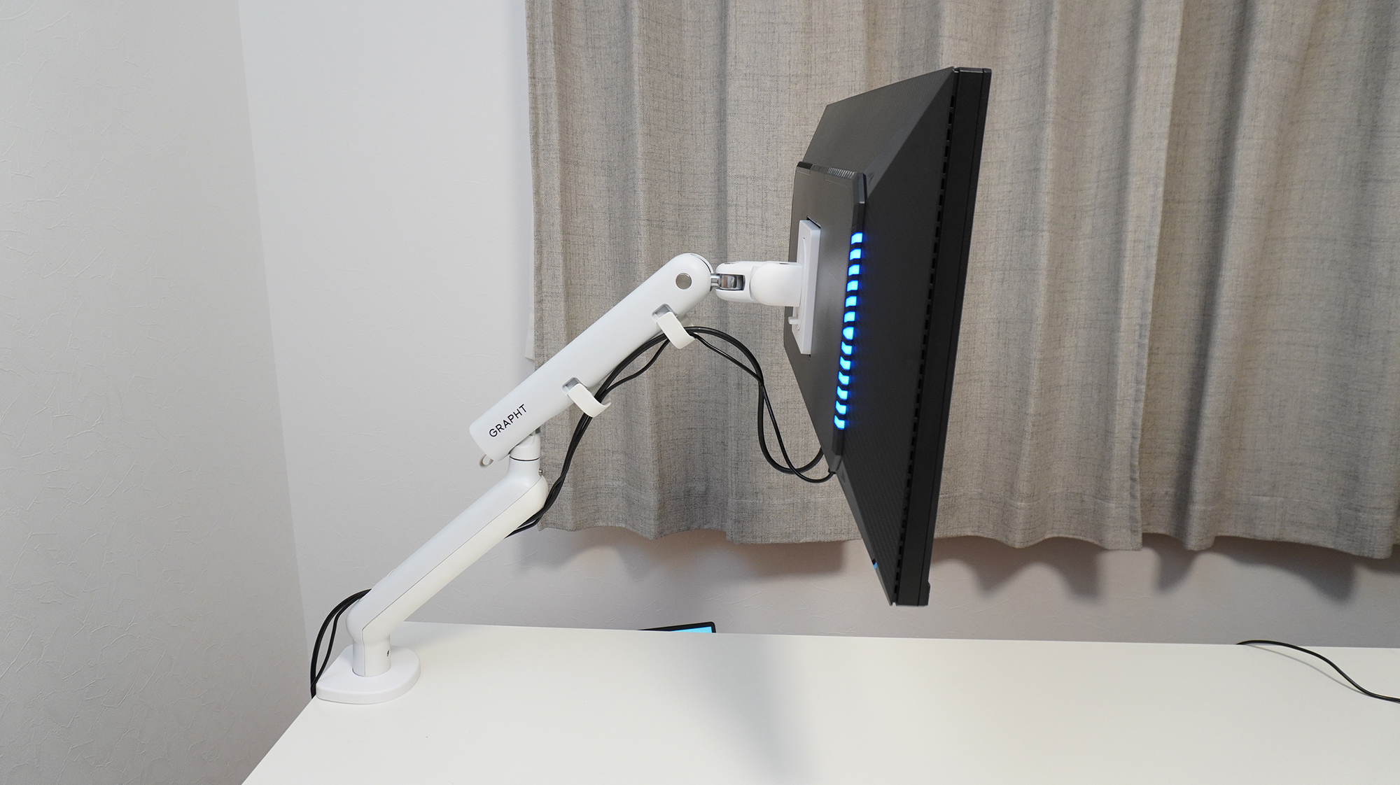 こちらは上アームにはめ込む2か所のブラケットでケーブルを固定する