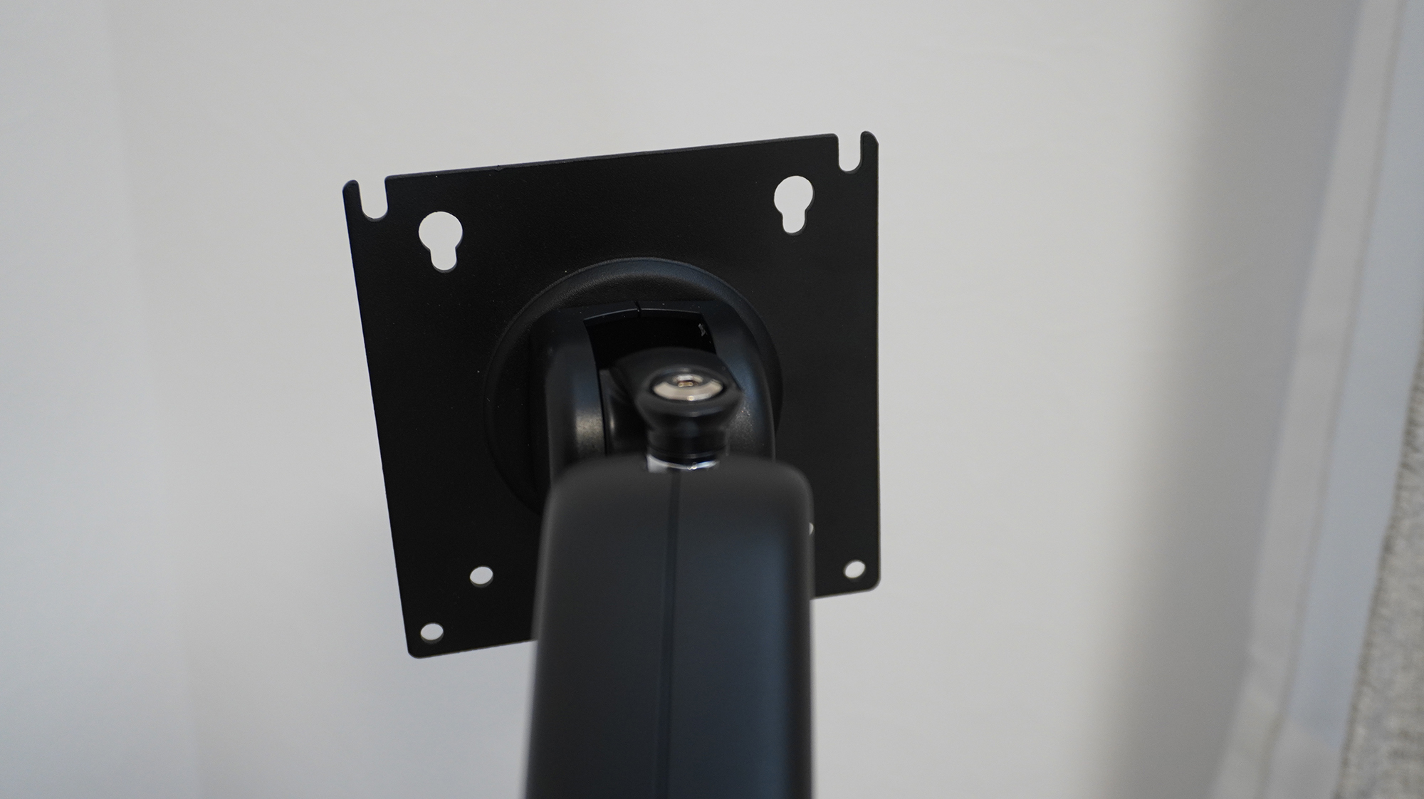 「Aero M9C」は上部にある切り込みにネジをひっかけることで固定しやすい構造