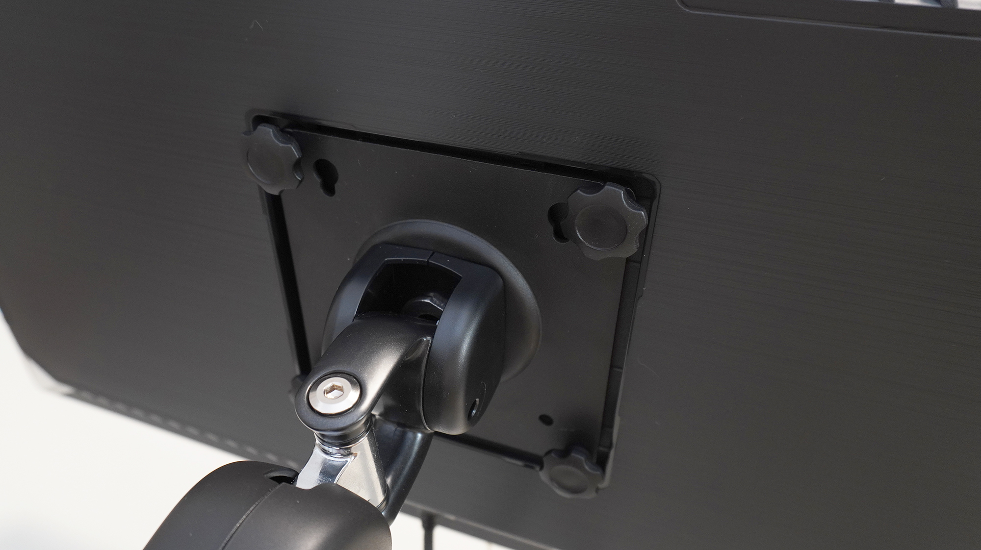 ひっかけると全部のネジを簡単に留めることができる