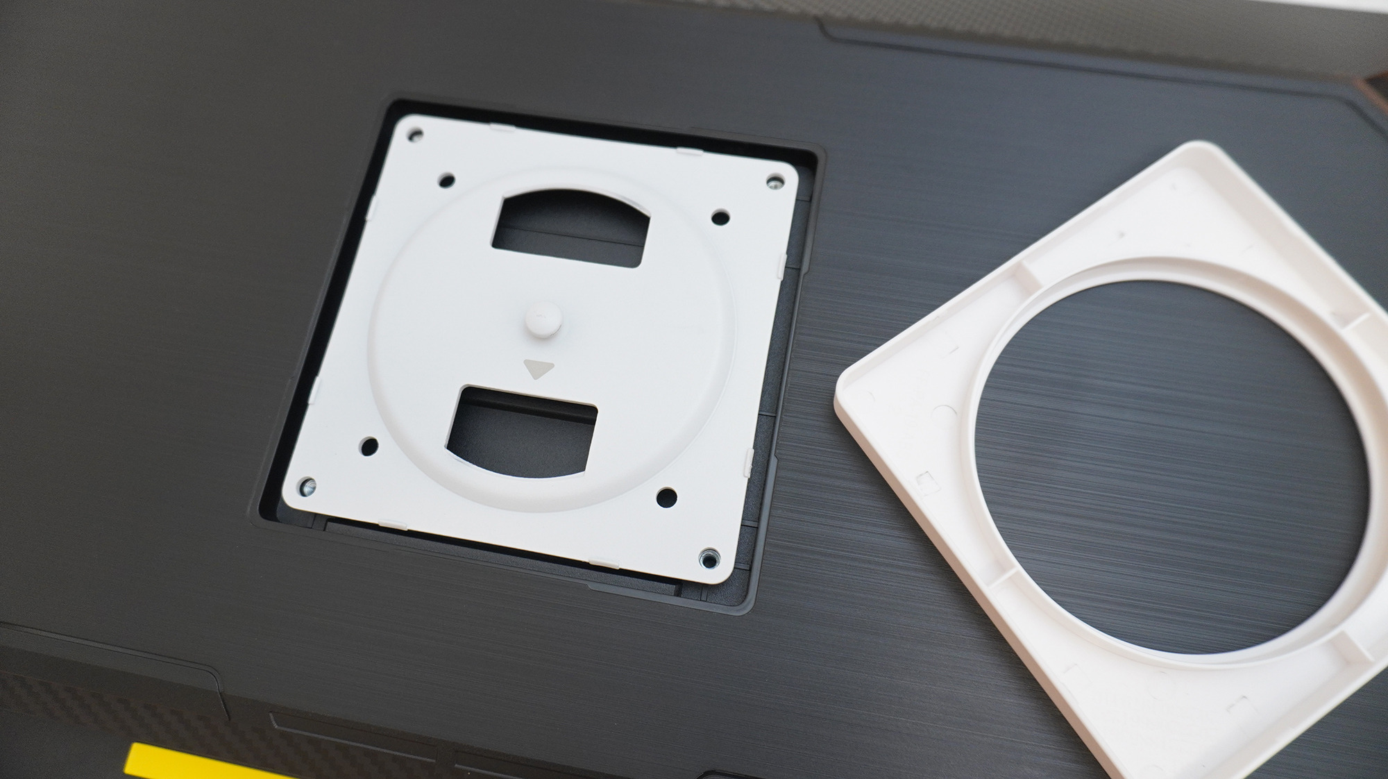 「Aero M9TQ」は事前にマウントをネジで固定する必要がある。マウントには上下があるので注意してねじ止めしてほしい