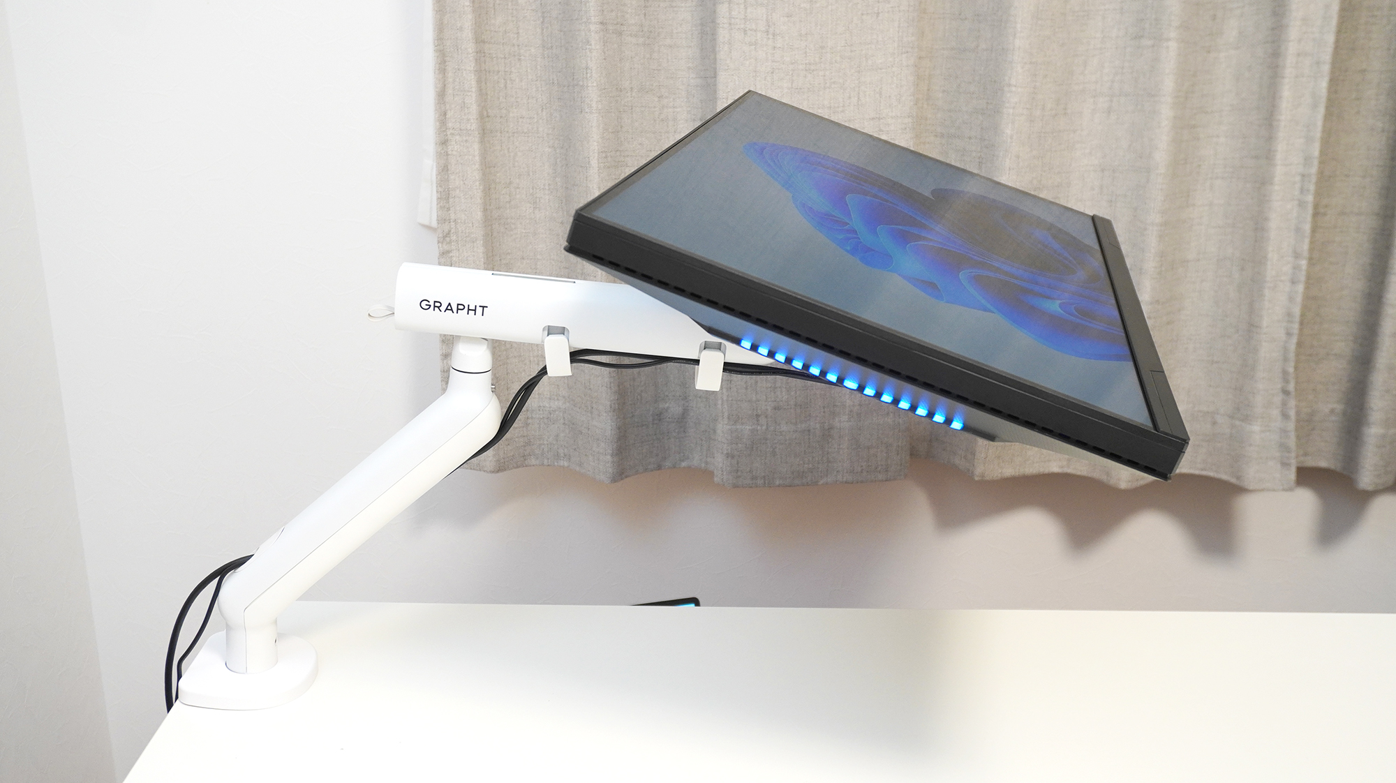 真上に近いくらいモニターを傾けることができる