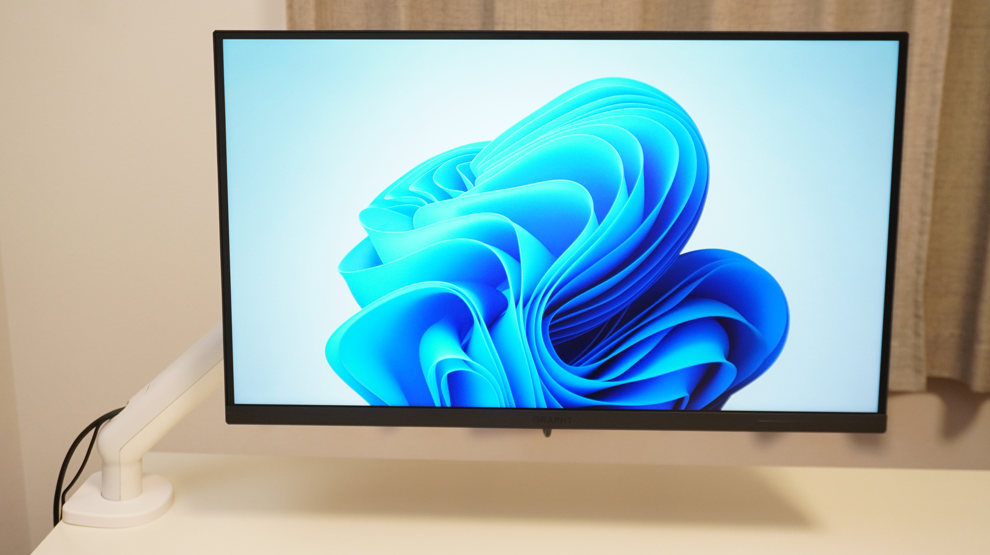 真横を向けた状態。机の横にアームを設置することで、モニターと顔との距離を離し、机の上を広く使うことができる