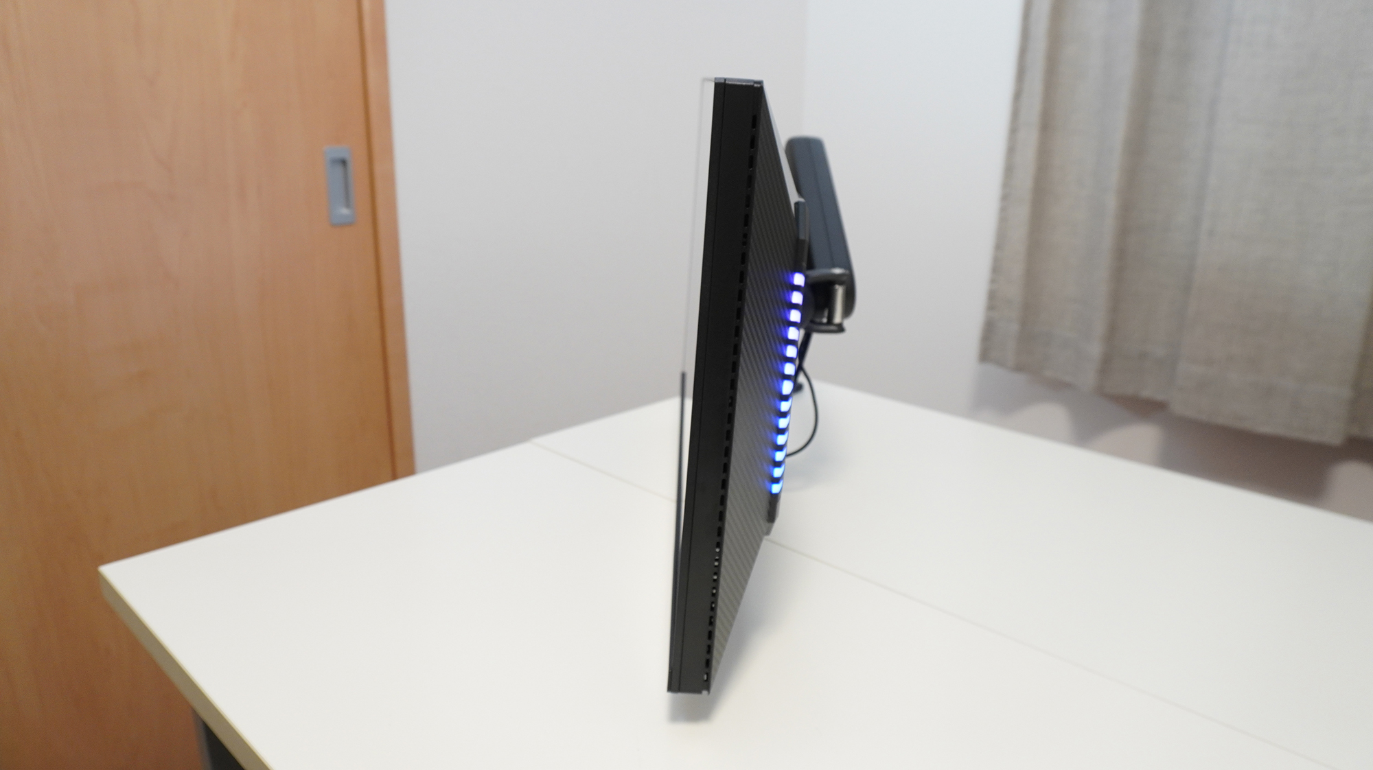 壁に近いところまでモニターを寄せることができ、空間を無駄なく使うことができる