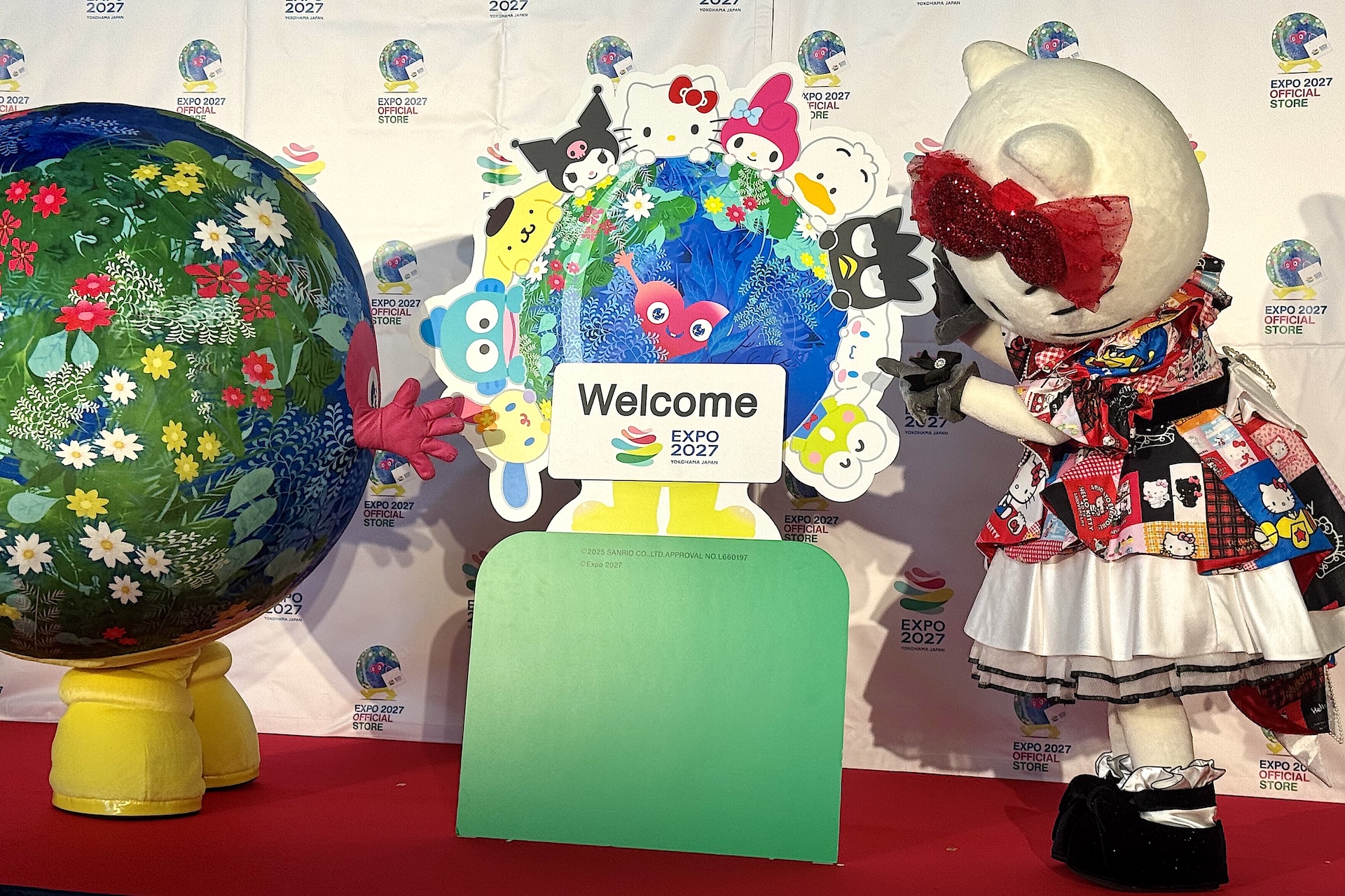 コラボキービジュアルの記念パネルもお披露目。「Welcome」というボードが会場で貼り付けられた