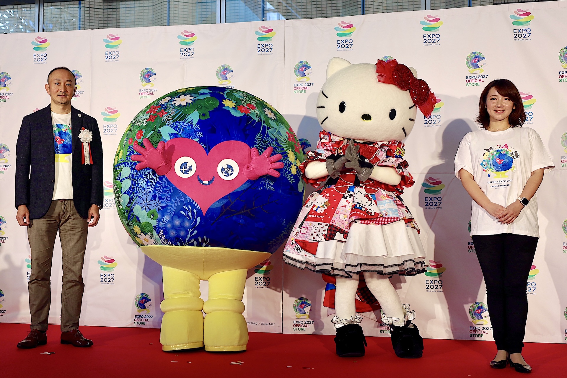 発表会の最後にはフォトセッションも。左から2027年国際園芸博覧会マスターライセンスオフィス代表業務執行者・西村宣浩氏、トゥンクトゥンク、ハローキティ、GREEN×EXPO協会機運醸成課・川原綾乃氏