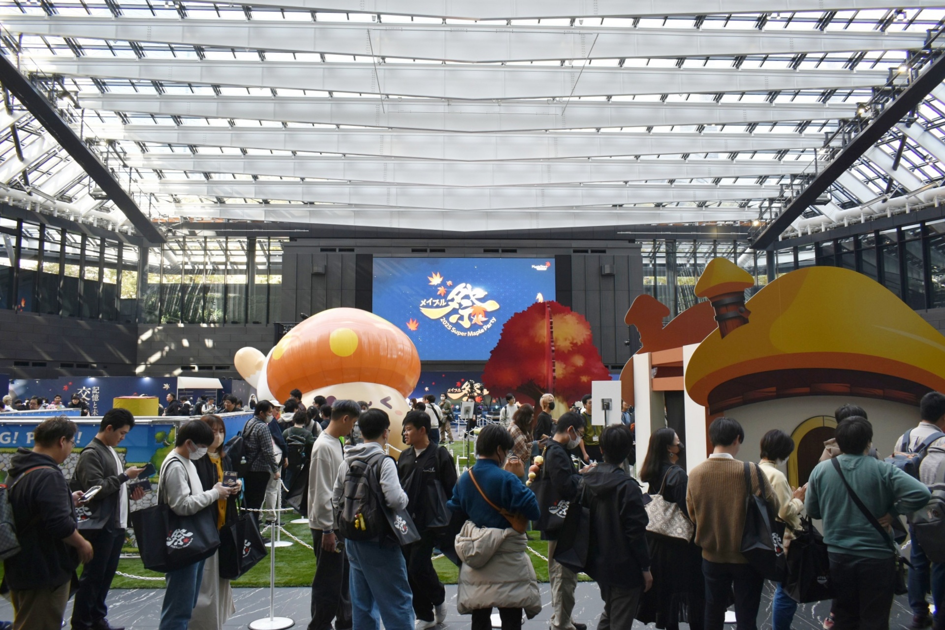 イベント会場となった新宿住友ビル三角広場には多くの参加者が訪れた