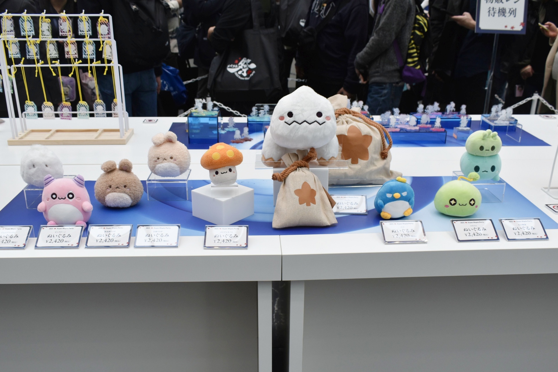 会場限定を含む多くのグッズが販売されており、多くの参加者が訪れていた