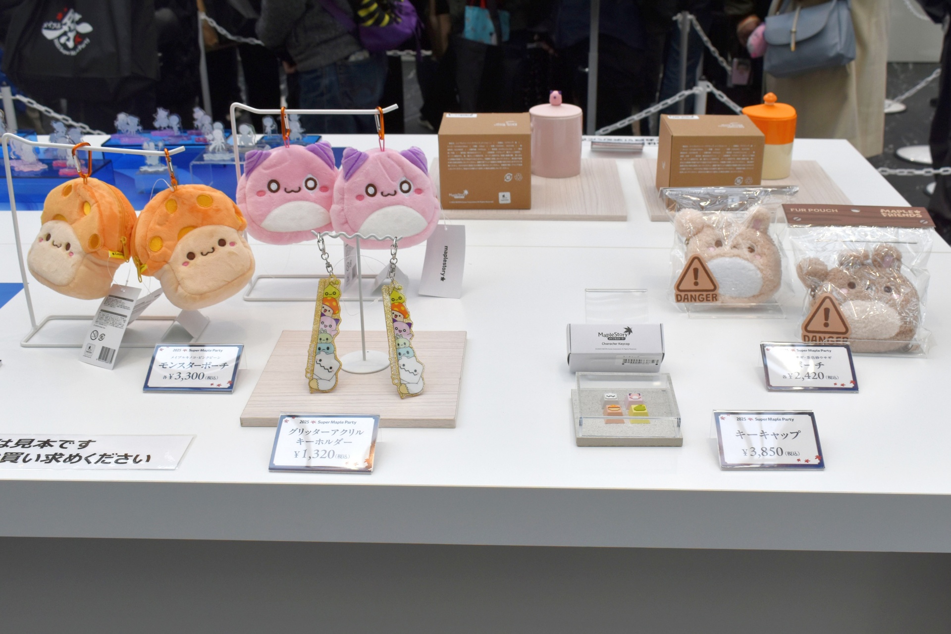 会場限定を含む多くのグッズが販売されており、多くの参加者が訪れていた