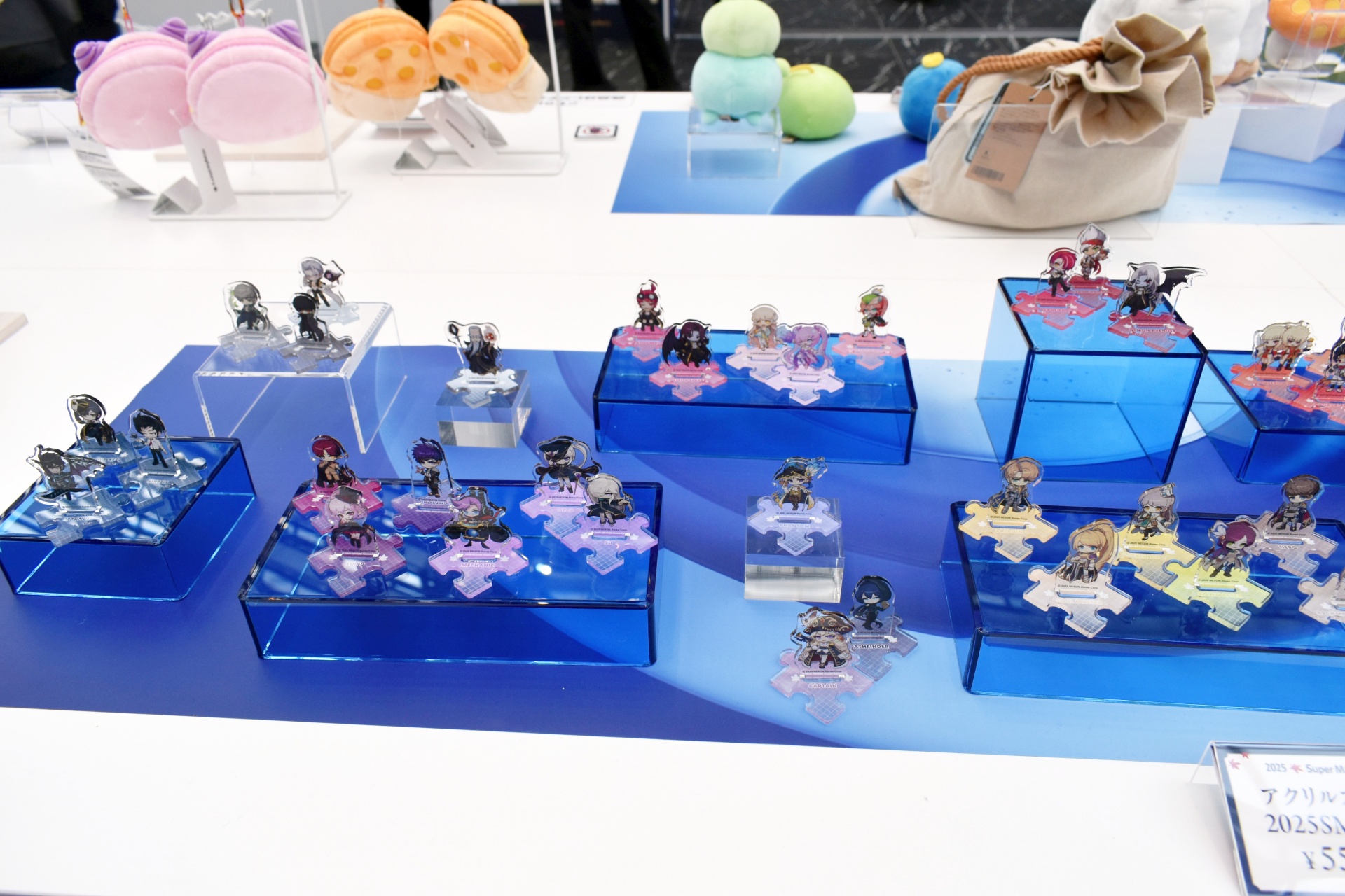会場限定を含む多くのグッズが販売されており、多くの参加者が訪れていた