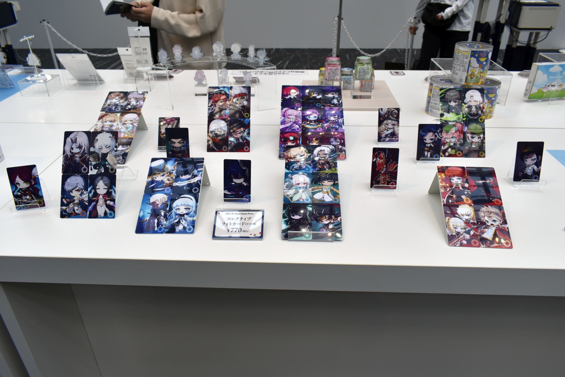 会場限定を含む多くのグッズが販売されており、多くの参加者が訪れていた