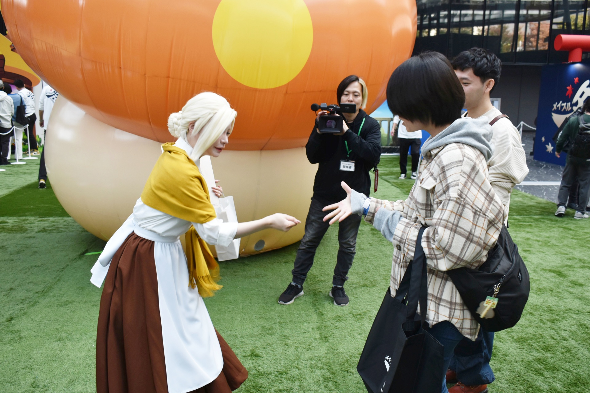 公式のコスプレイヤーとジャンケンできるミニアトラクションもあった