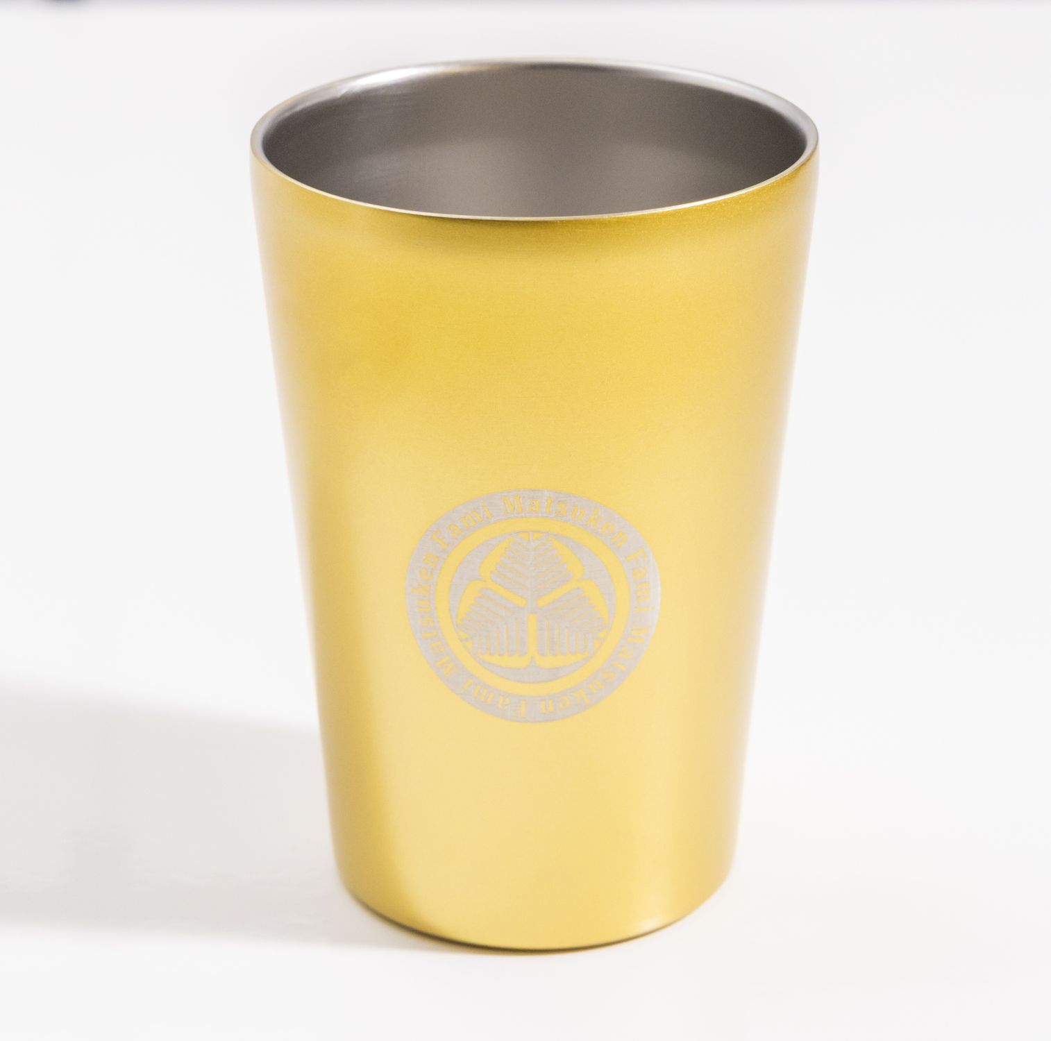 高級感あふれるゴールドボディに、マツケンの名前と芸紋を冠した特別デザインのステンレスタンブラー。保温・保冷性能で、コーヒー・茶・冷たい飲み物も適温をキープできる