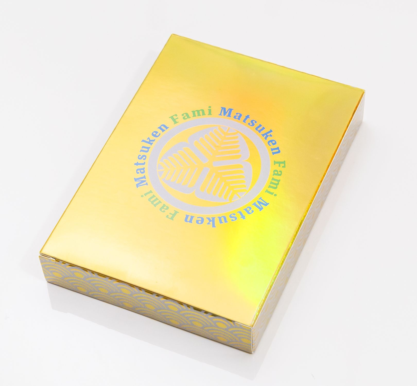 マツケンのオリジナルデザインを施した大きいサイズのトランプ。通常のトランプカードよりも大きなサイズとなっている。3と8（サンバ）やJ～Kにはマツケンデザインが施され、JOKER2種にはこだわった特別なデザインがある