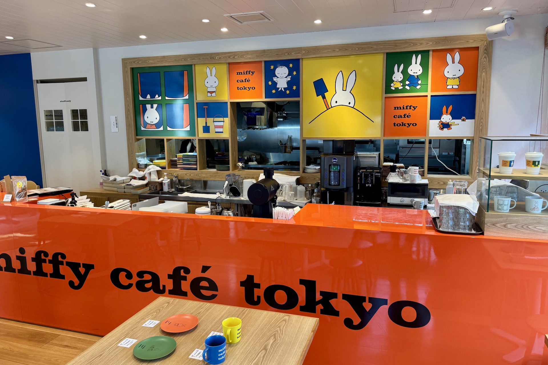 店内の装飾デザインは絵本をイメージしたものとなっている