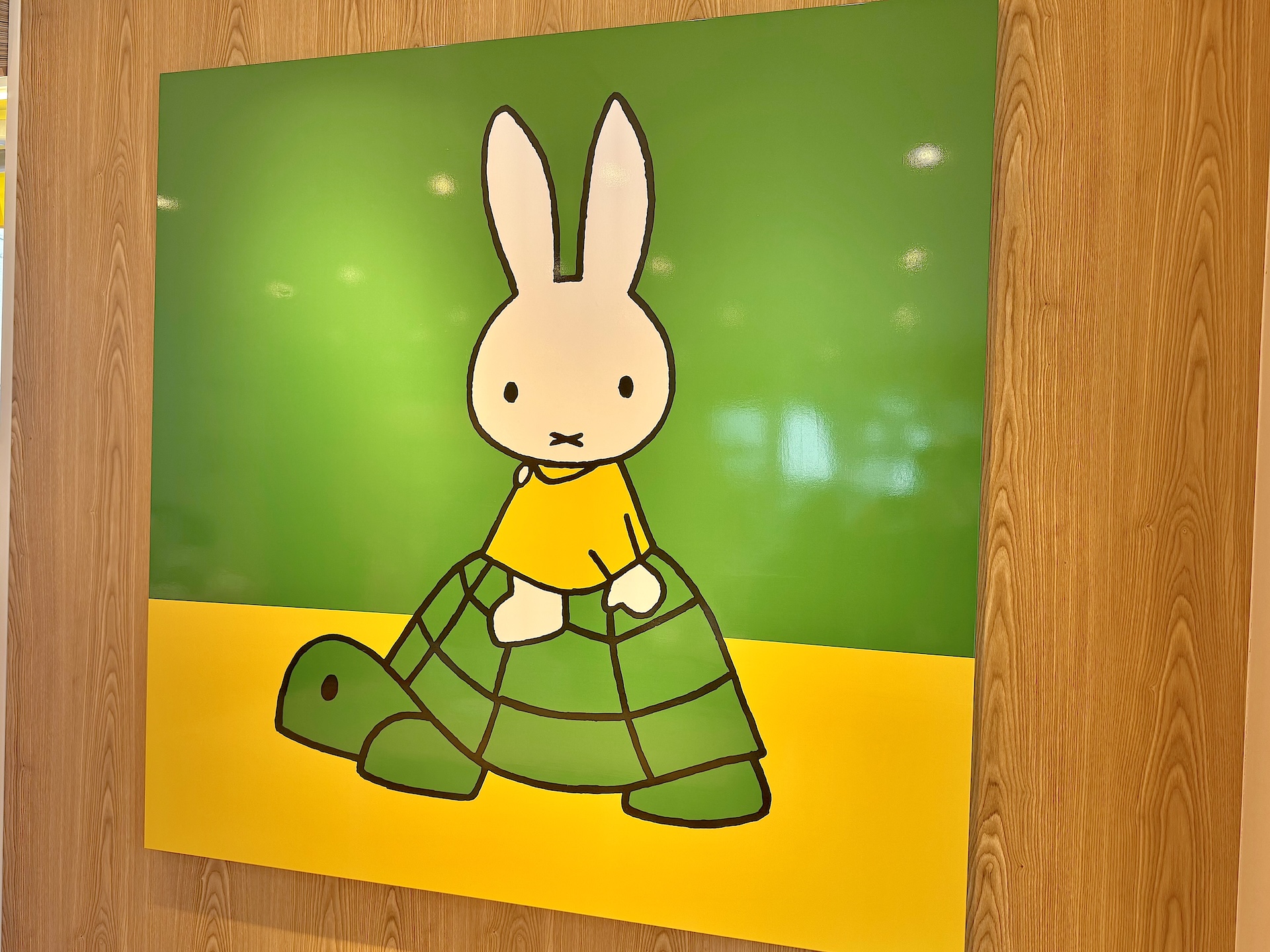 至る所に四角形のアートなどが用意されている