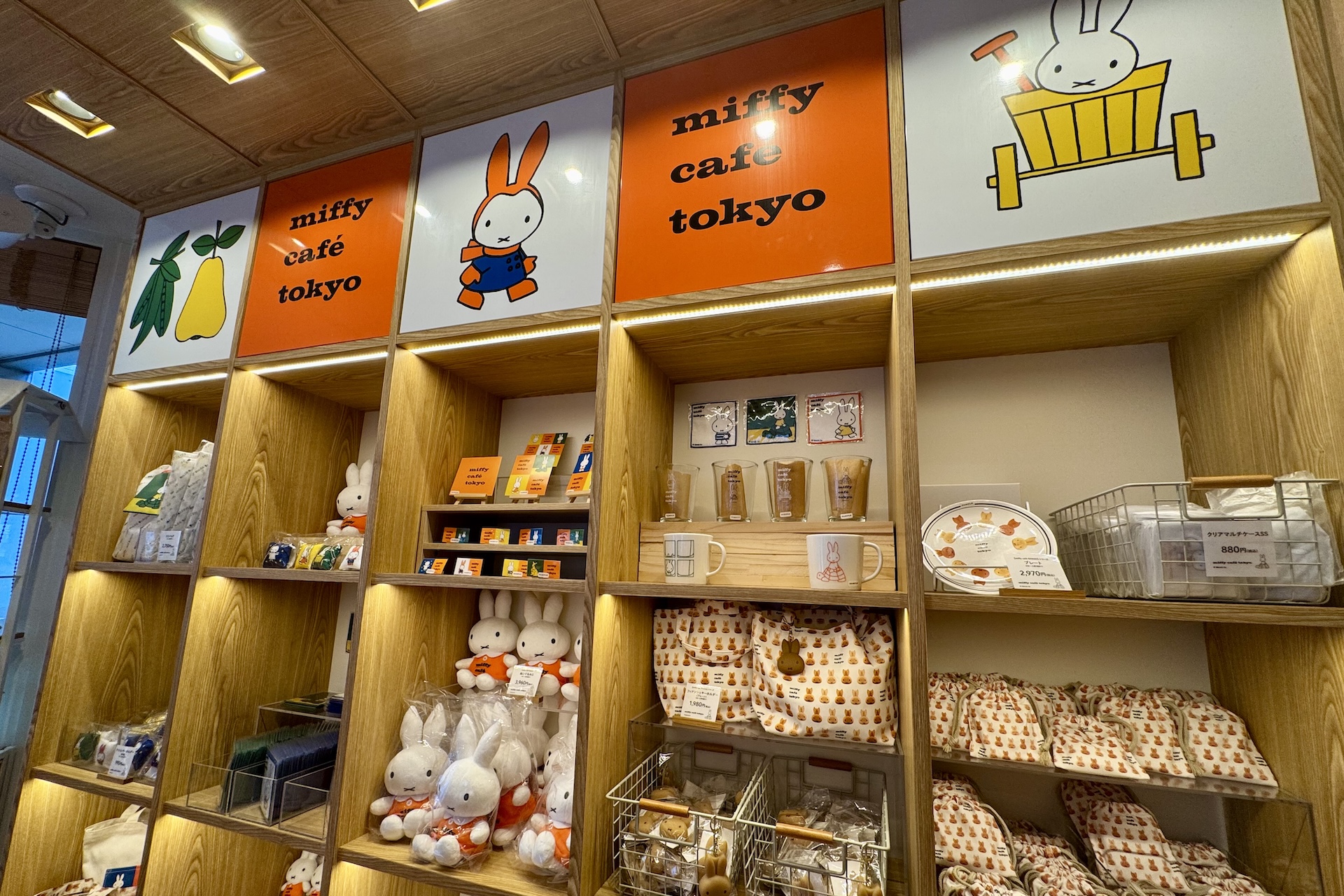 店内にはグッズの販売スペースも。グッズ購入目的のみの来店もOKだ