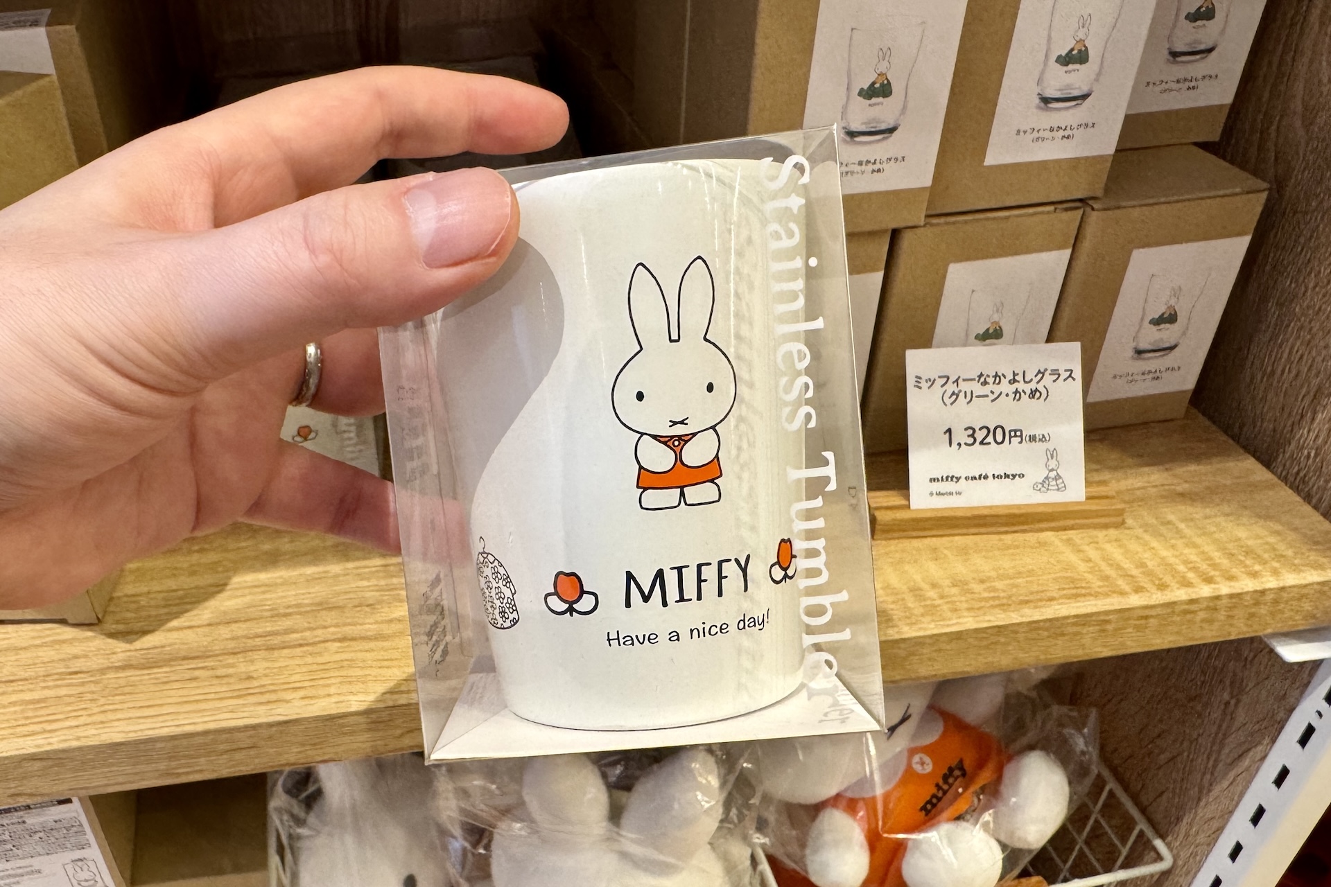 新商品のほか、「miffy cafe tokyo」限定で購入できるオリジナルグッズがずらり