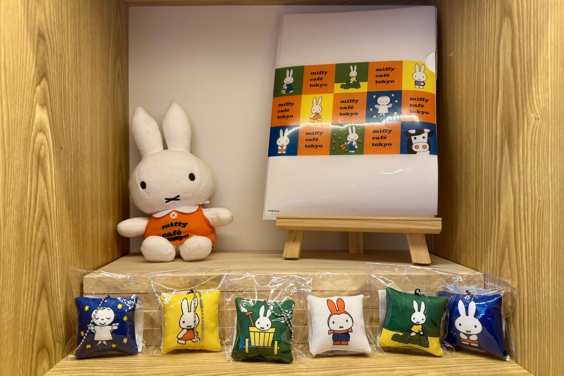 新商品のほか、「miffy cafe tokyo」限定で購入できるオリジナルグッズがずらり