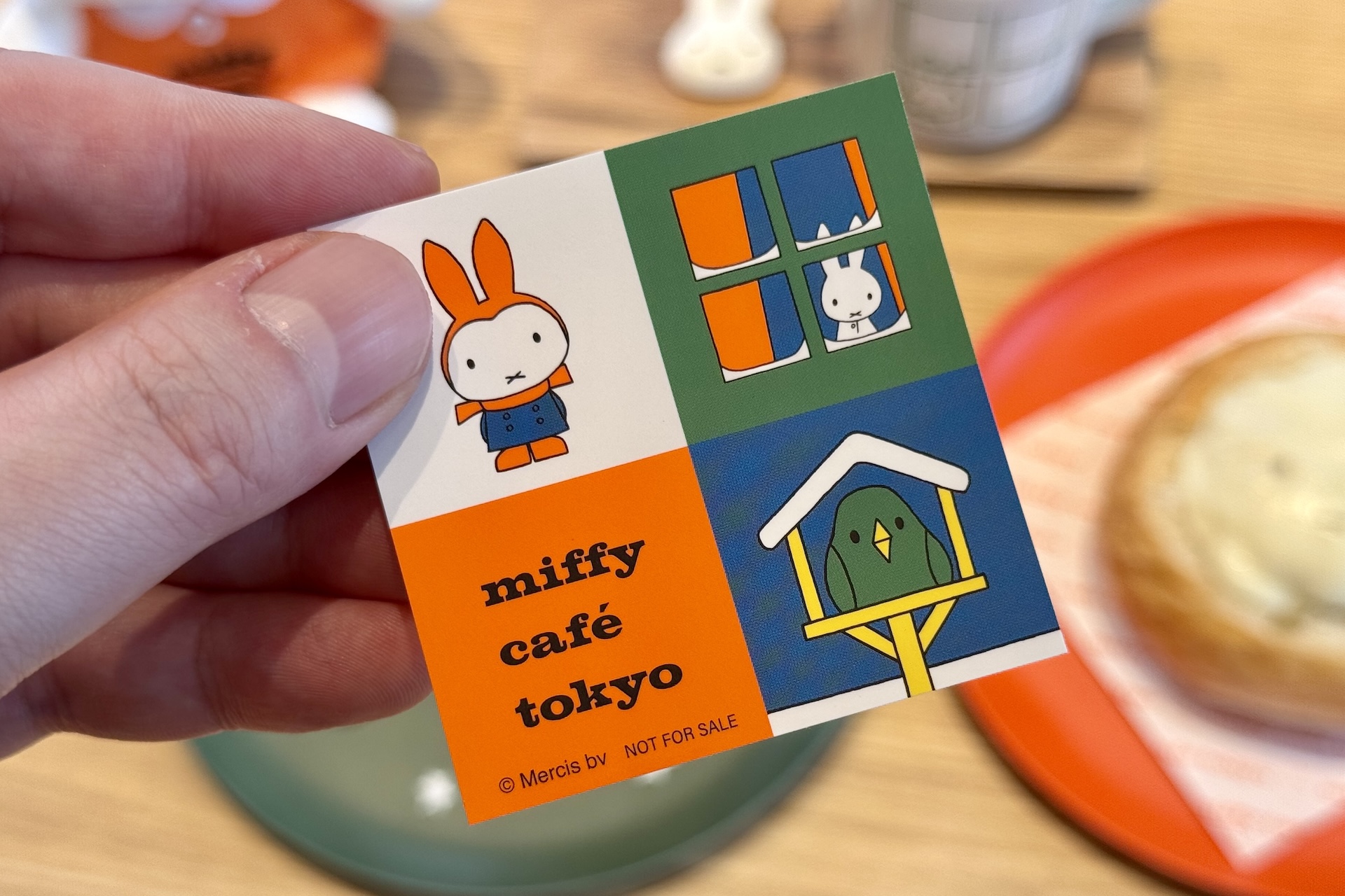 飲食の会計2,200円以上でステッカーが1枚もらえる