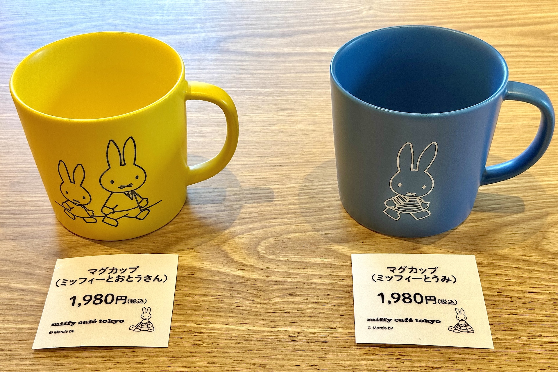 マグカップ（ミッフィーとおとうさん/ミッフィーとうみ） 各1,980円 ※11月20日〜 発売