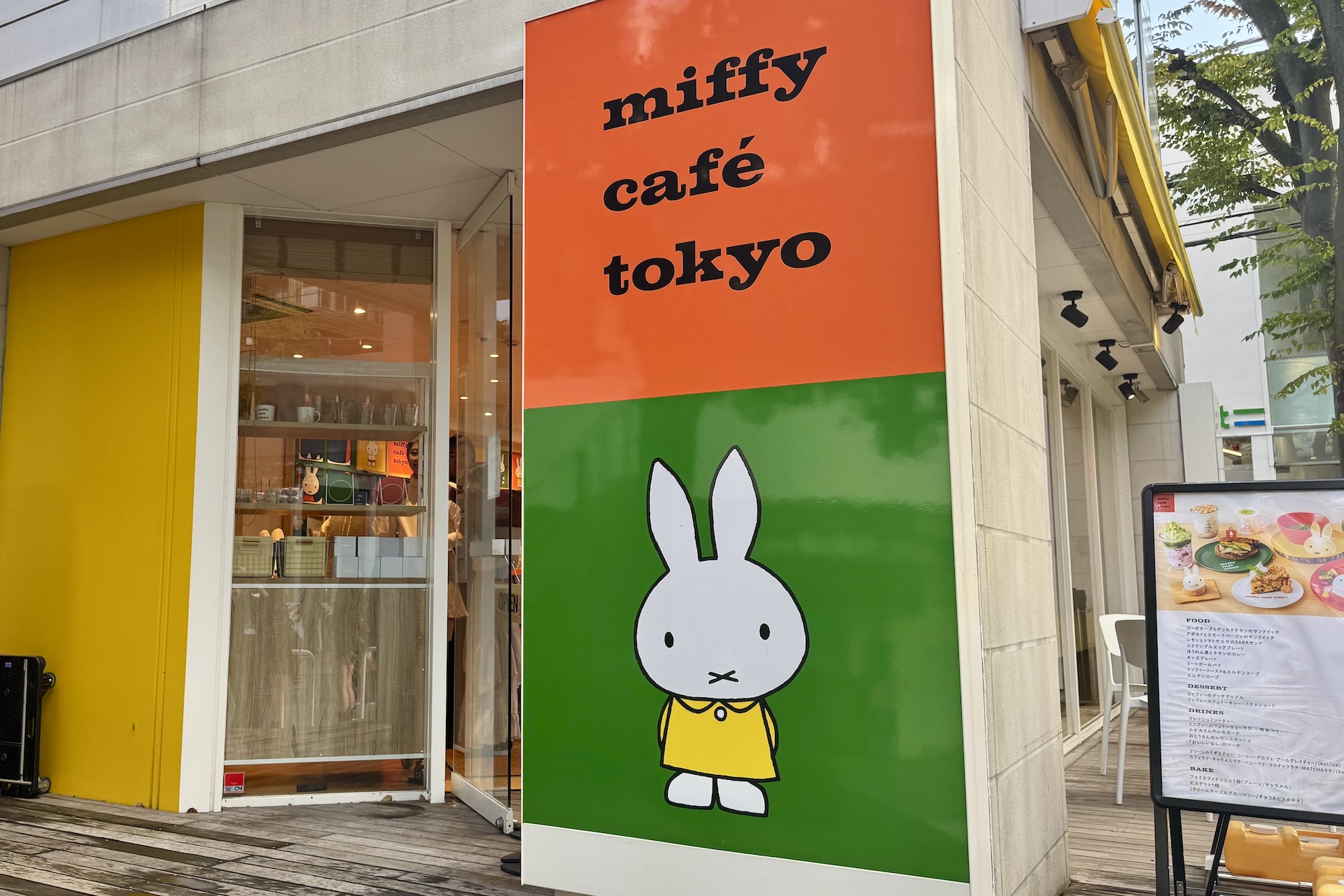 カフェの入口。代官山駅を出てすぐ目の前にあるのでアクセスもしやすい