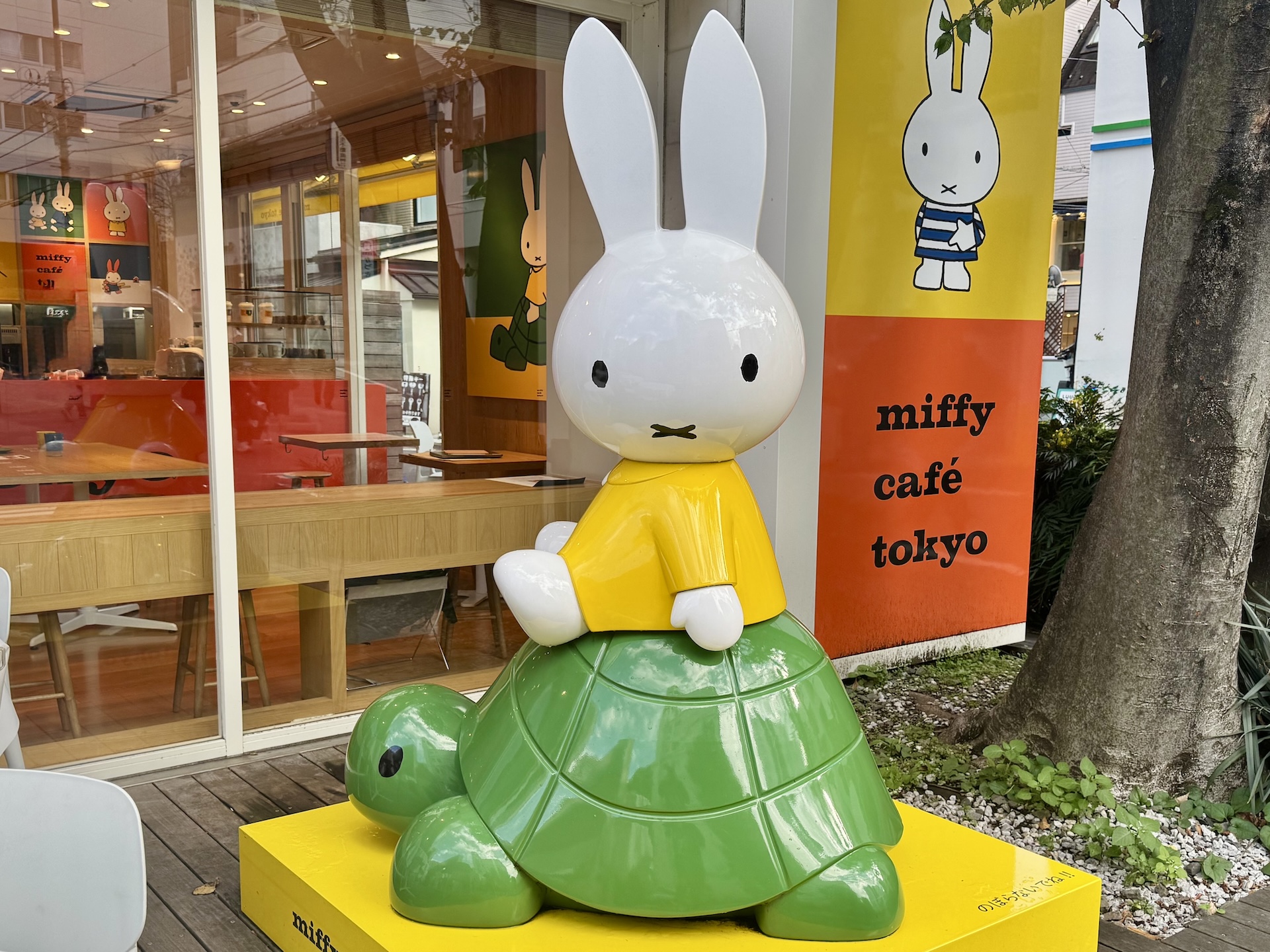 テラス席が用意されており、ミッフィーとかめの大きなスタチューも設置してある