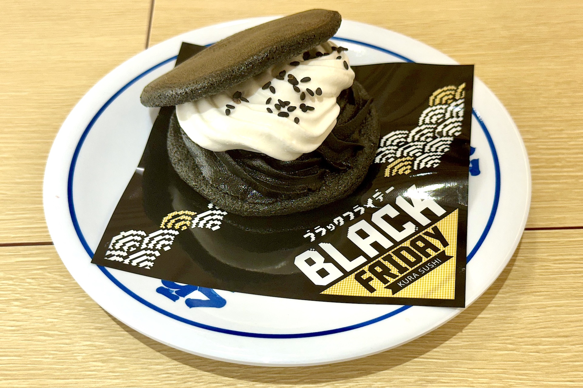 「黒ごま パンダどら焼き」価格：280円 販売期間：11月14日〜11月28日　※お持ち帰り不可 ※はちみつ使用