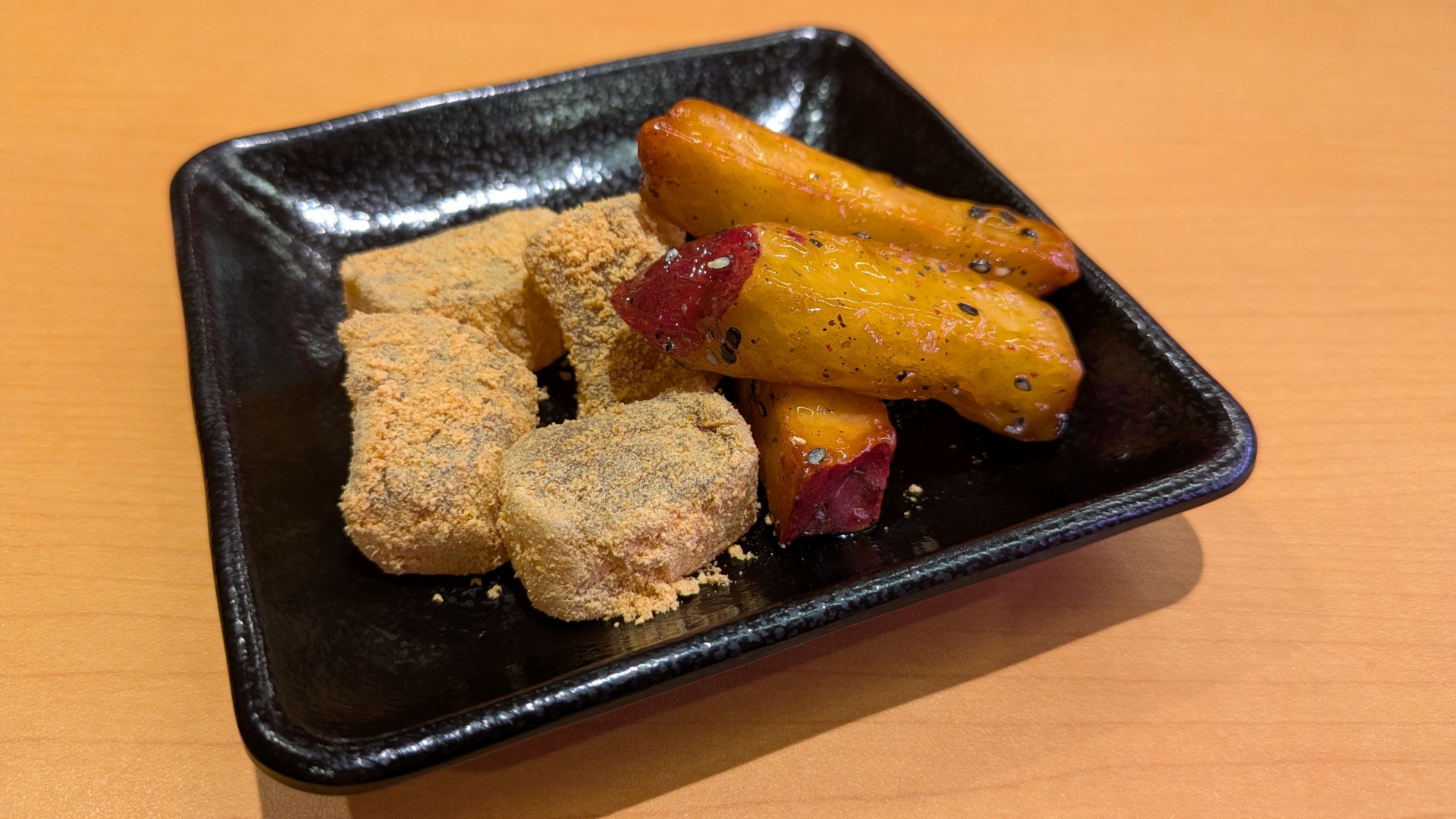 わらび餅と大学芋のどっちも盛り（価格：230円～）※通常販売商品