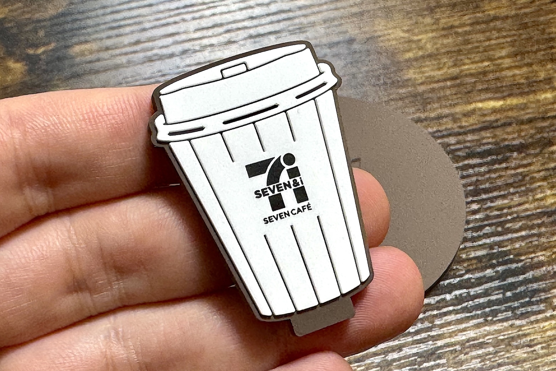 セブンカフェのカップをモチーフにしたチャームが付いている