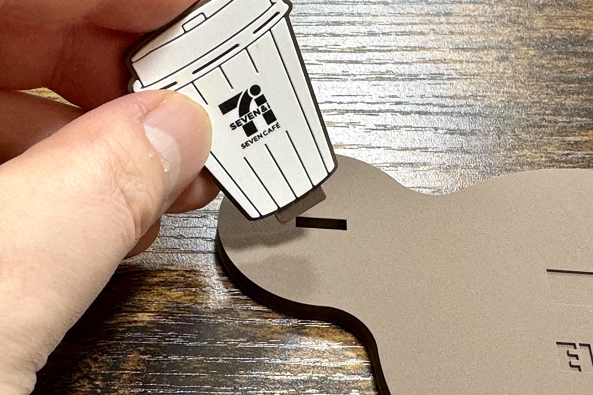 コースター側に溝が付いていて、チャームを取り付けられるようになっている