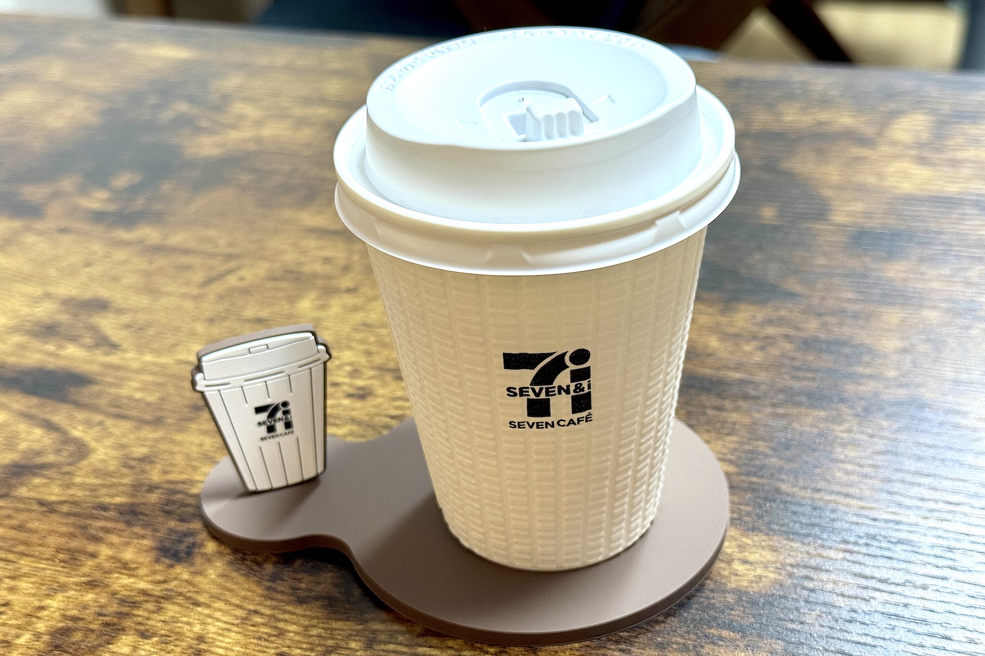 セブン‐イレブンで買ってきたコーヒーを置いてみた。かわいい！