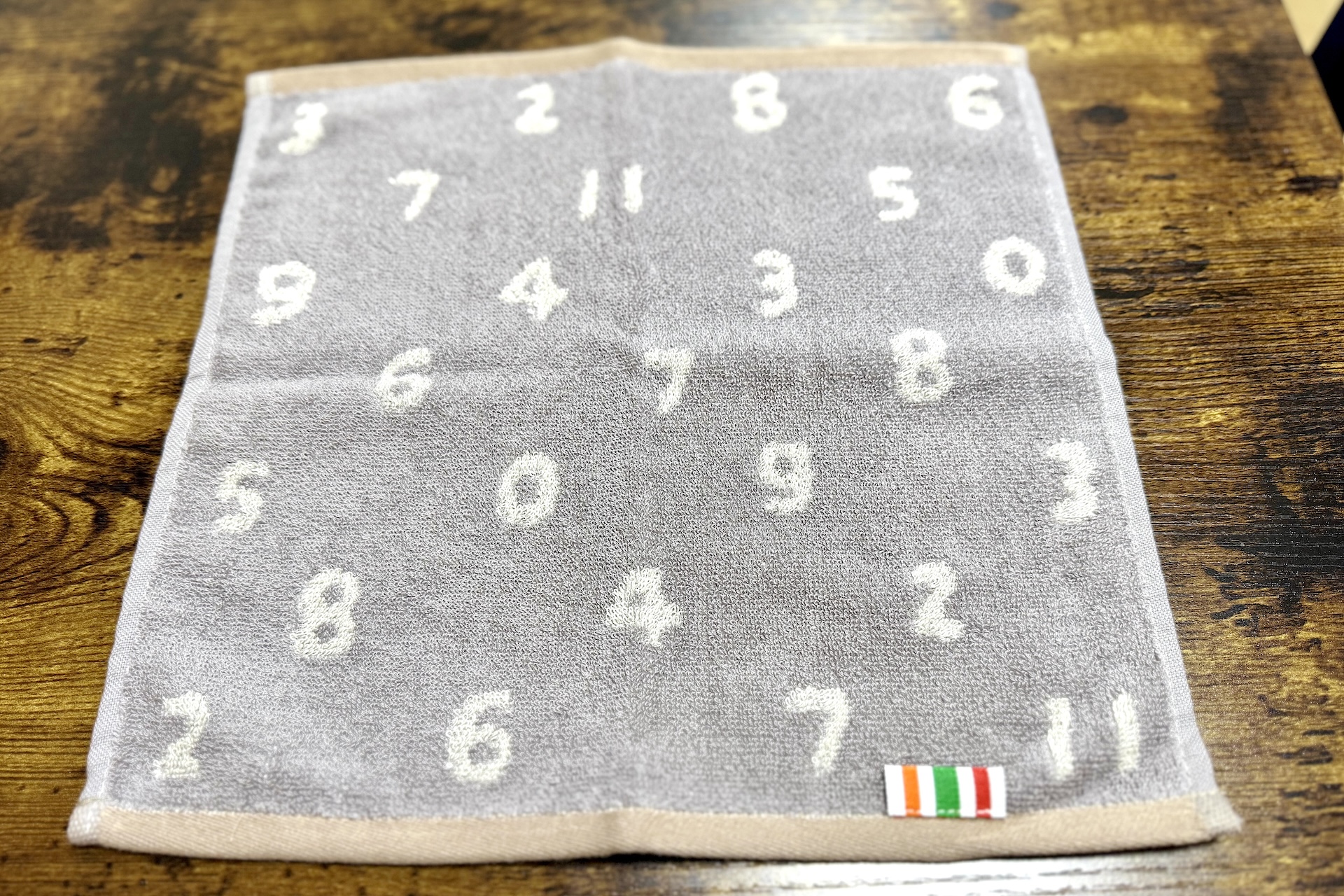 ジャガードハンドタオル。全部で3種類あり、これはそのうちの1つ。他の種類は基本デザインは同じで、カラーが異なっている