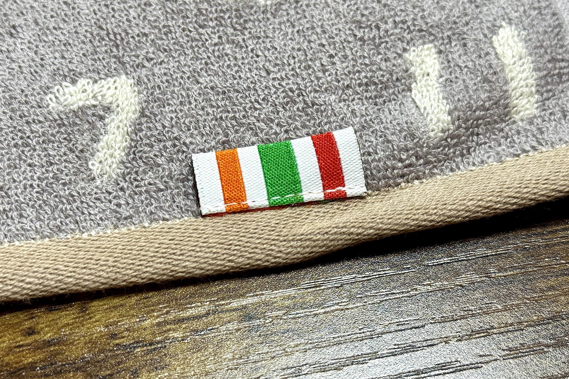 タグにはセブン‐イレブンのロゴカラーが。これがワンポイントのアクセントになっていてかわいい