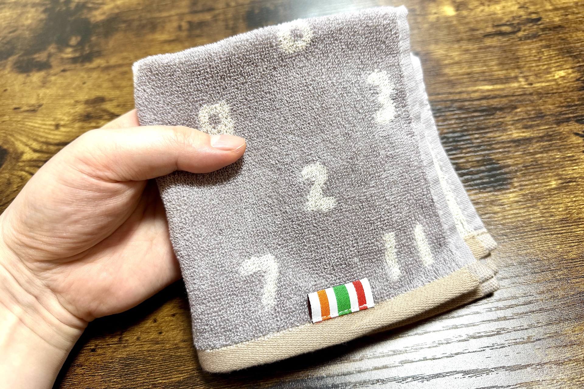 折りたたむと持ち運びしやすいサイズなのでお出かけなどで活躍してくれそうだ