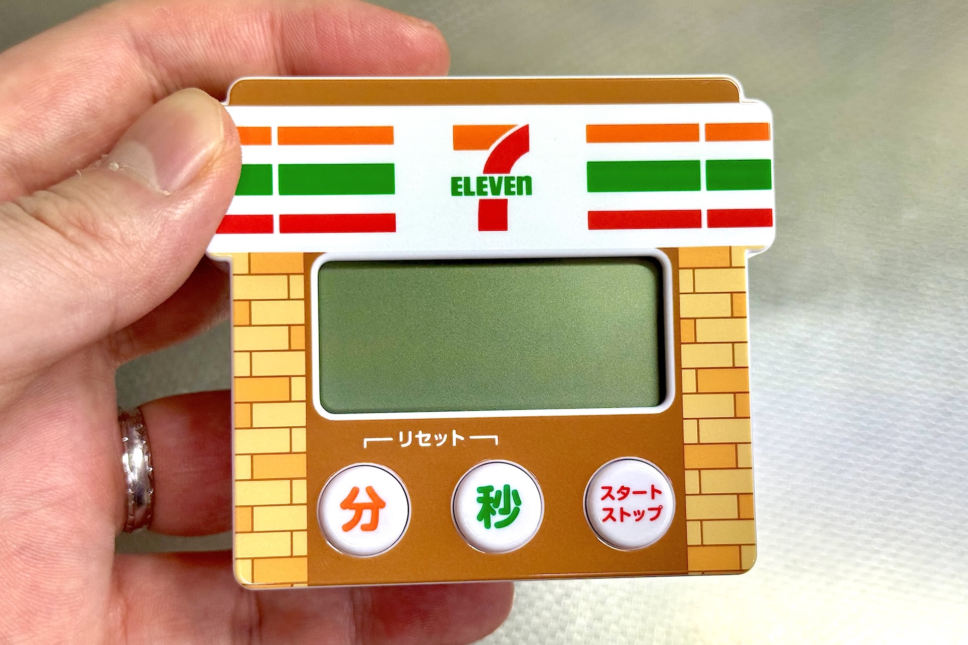 セブン‐イレブン店頭をイメージしたデザインになっていて、ボタンの配色もロゴカラーが踏襲されていてかわいい