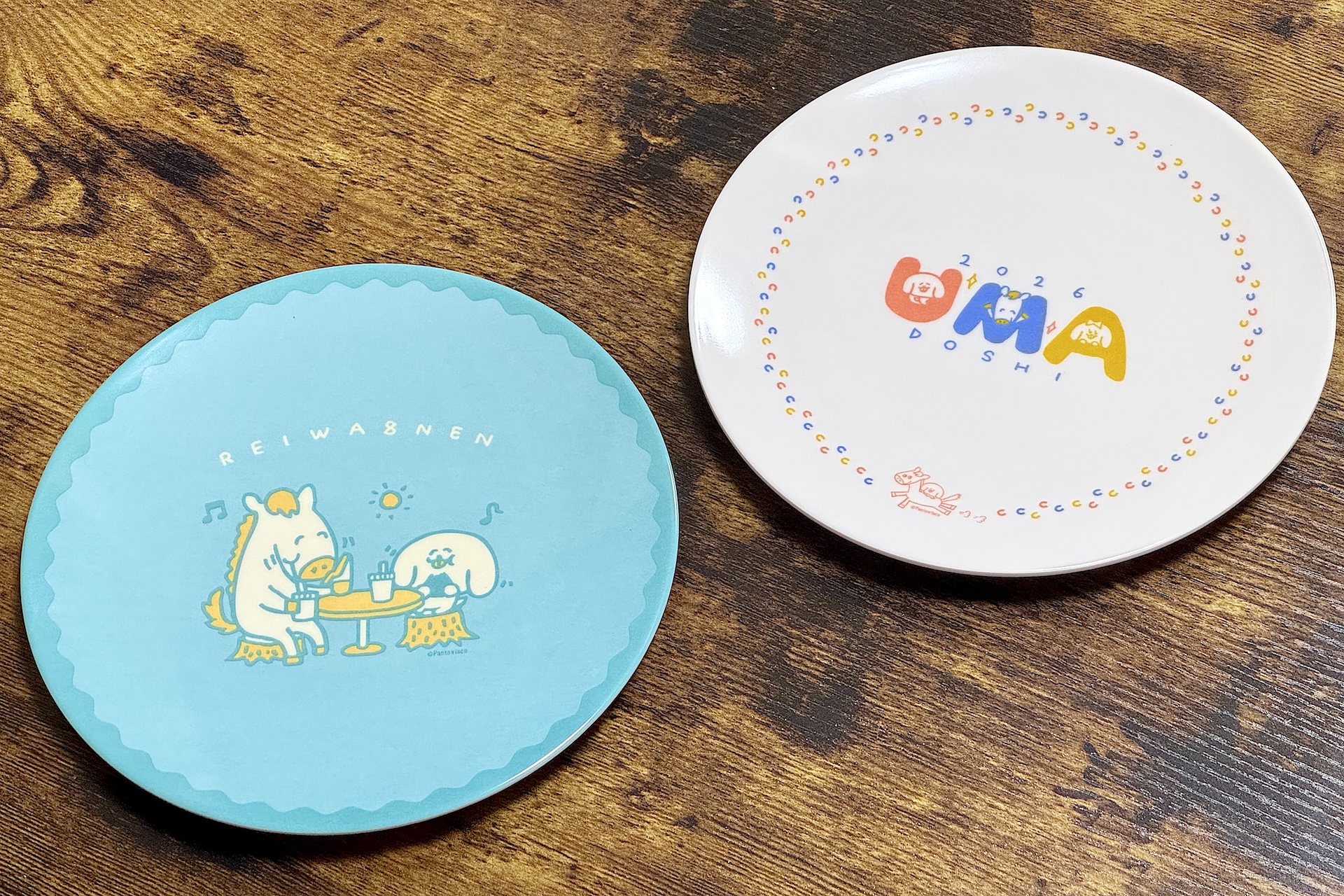 ニューイヤープレート2個セット。お皿のデザインは全部で4種類あり、今回はそのうちの2種をご提供いただけた