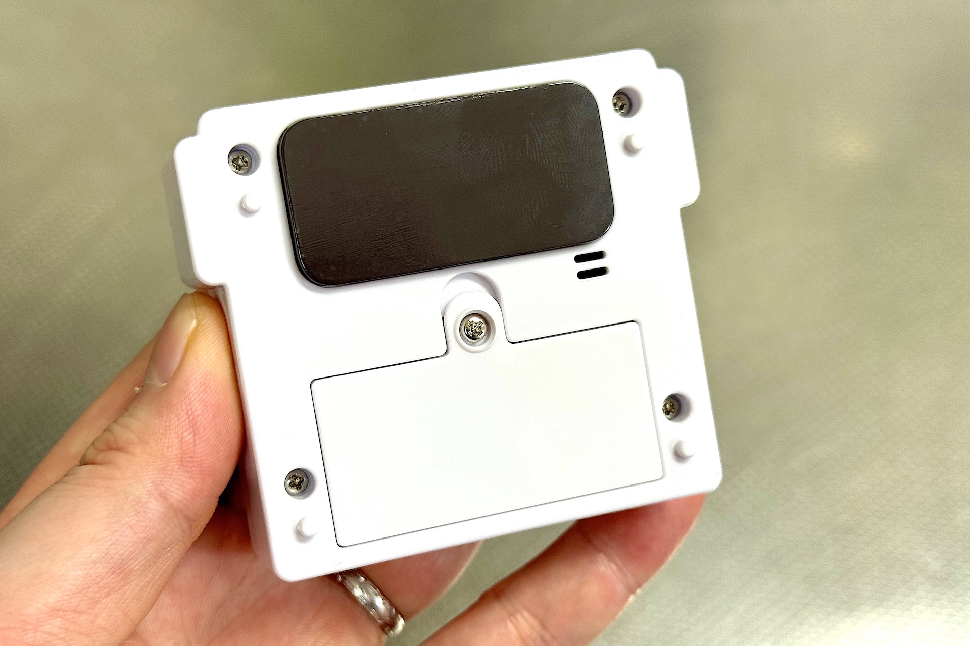 裏にはマグネットが付いている