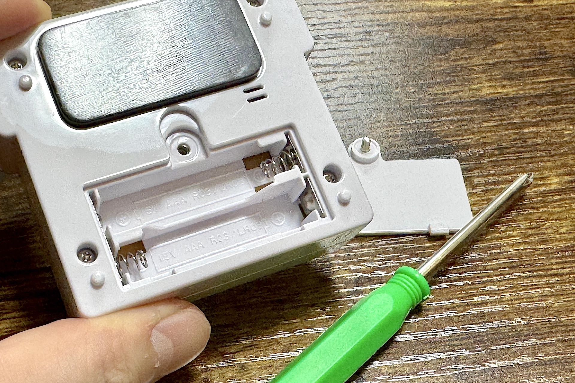 動力は乾電池。使用する場合は裏側のカバーのネジをドライバーで外して単4電池を2本入れよう