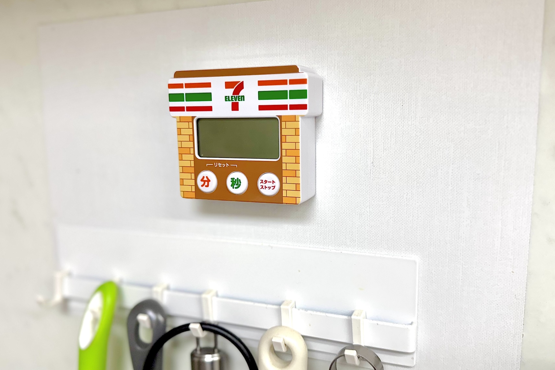 キッチンの壁に付けてあるマグネットシートにもしっかりくっついた