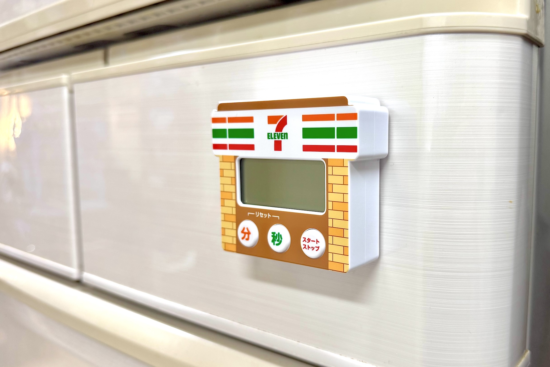 もちろん冷蔵庫などにもくっつけられる。置き場所に困らないので便利だ