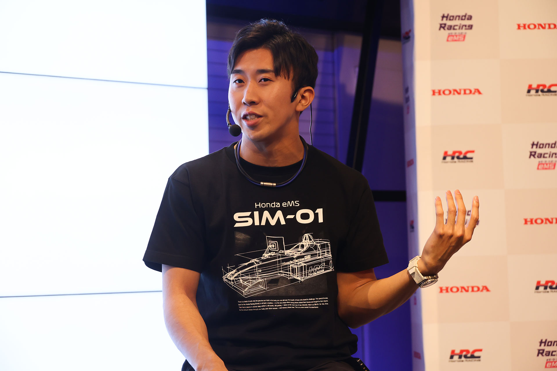 レーシングドライバーの小出俊選手