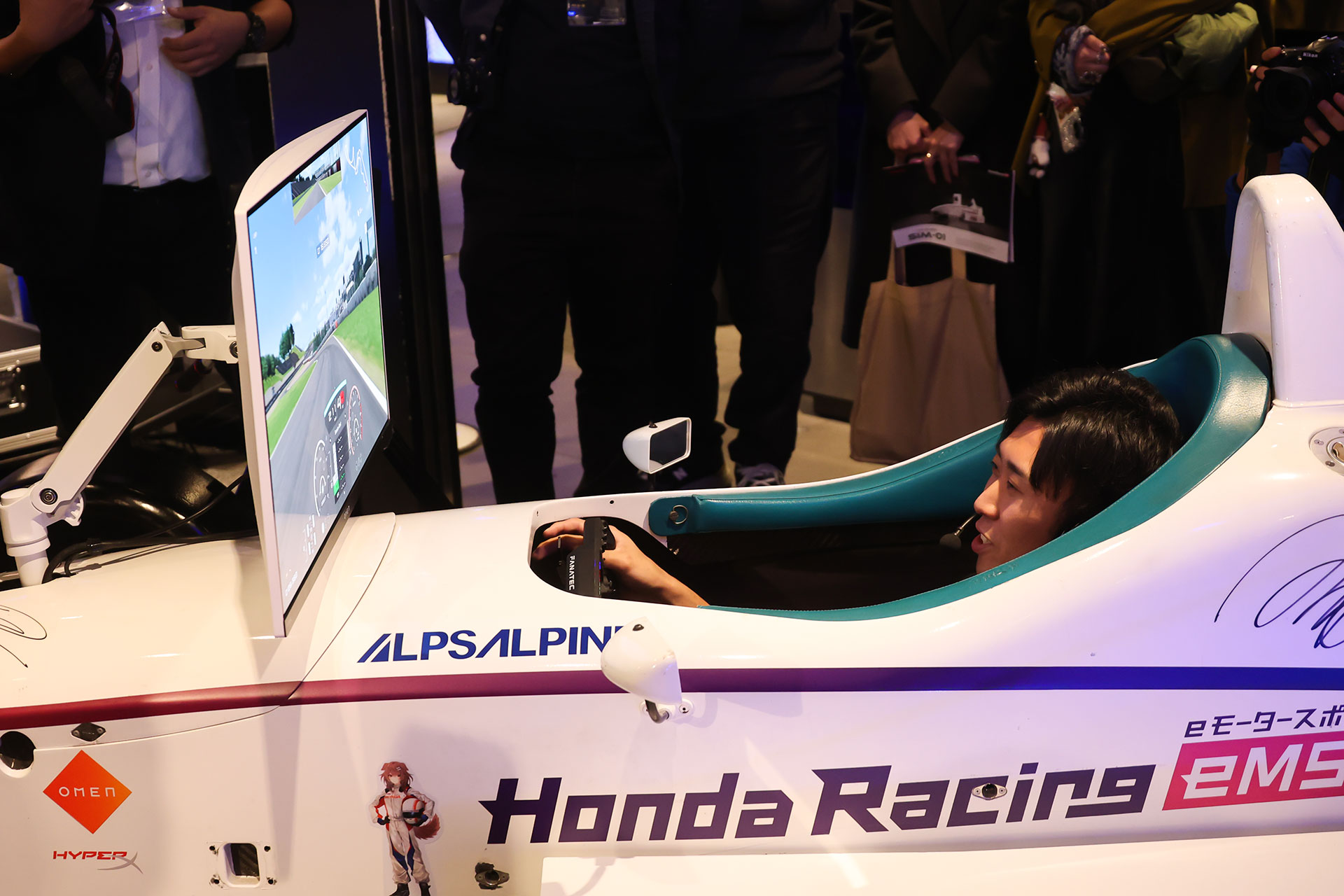 実際に「Honda eMS SIM-01」で腕前を披露する小出選手